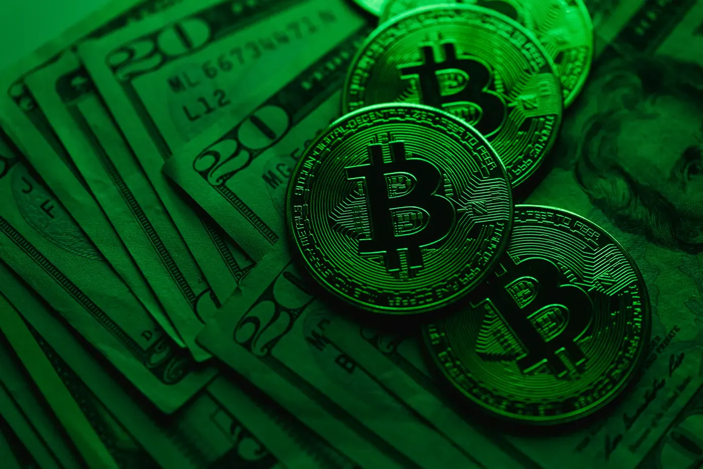 رموز بيتكوين مادية تستريح على أوراق نقدية أمريكية