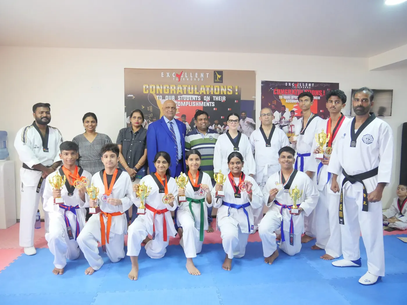 طلاب Excellent Taekwondo مع كؤوس في العدلية